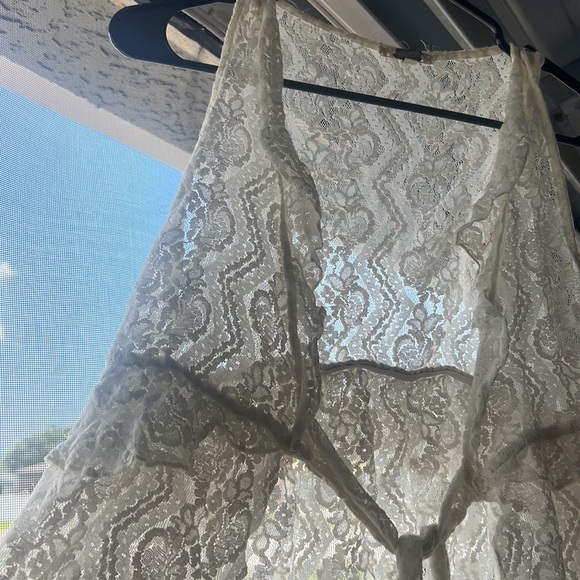Ivory Lace Gimmicks Vest - Picture 2 of 4